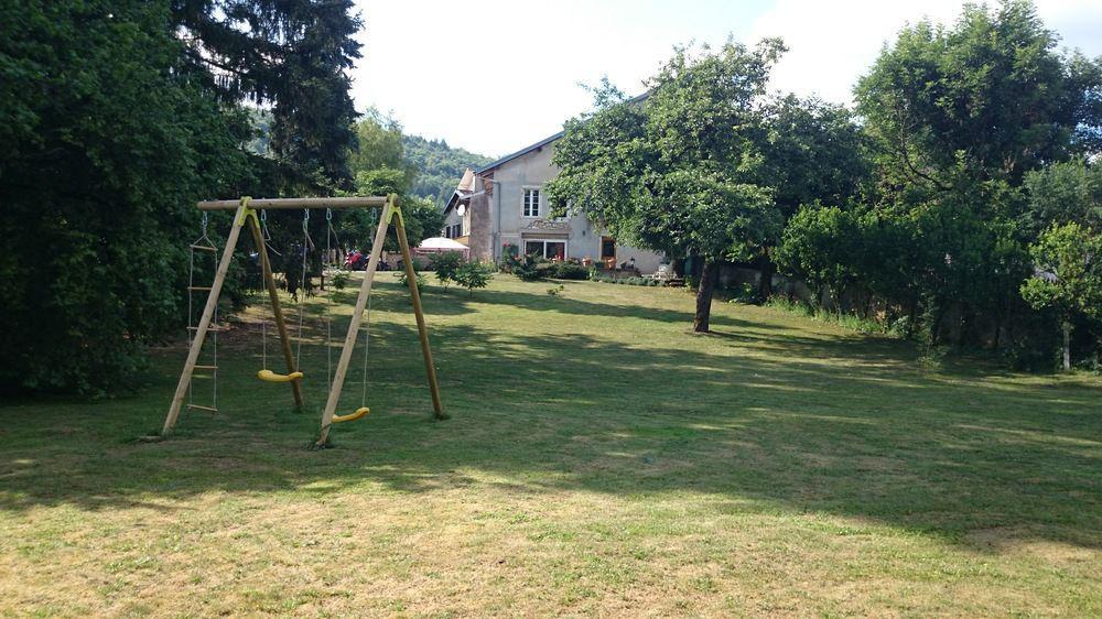 A La Grenouille Du Jura Hotell Bellignat Eksteriør bilde